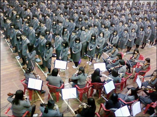 한 고교 입학식에서 신입생들이 선배 연주단의 축가를 듣고 있다. <엄지뉴스 휴대폰 전송사진 #5505>
