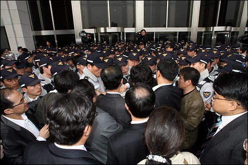  2일 오후 미디어법 등 쟁점법안 처리를 두고 대치상황이 계속되는 가운데, 민주당과 민주노동당 의원 10여명이 국회의사당 입구를 봉쇄한 경찰에 항의하고 있다.