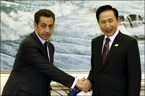2008년 10월 25일 이명박 대통령은 중국 베이징에서 사르코지 프랑스 대통령과 정상회담을 갖고 국제금융위기 극복을 위해 협력하고 유럽연합과의 FTA 체결을 위해 노력하기로 합의했다.

