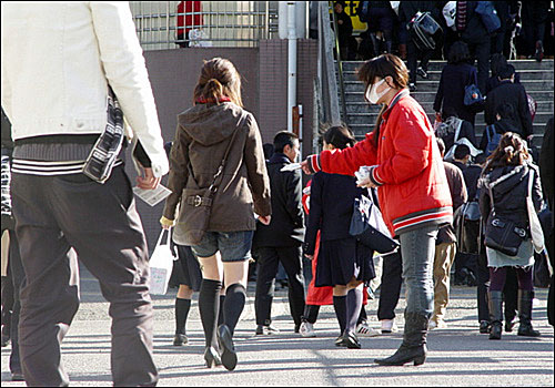 역앞에서 티슈를 나눠주는 아르바이트는 말이 잘 안통해도 쉽게 구할 수 있는 아르바이트다. 보통 시급 750엔 선. 