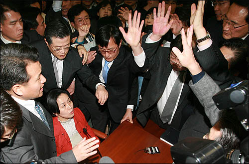 지난 3월 3일 국회 정무위원회 전체회의에서 김영선 위원장이 은행법 일부개정법률안 등의 안건에 찬성하냐고 묻자 한나라당 의원들이 일제히 손을 들어 답하고 있다.