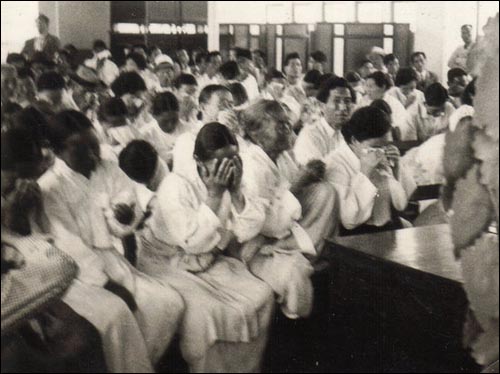 1960년 마산상공회의소에서 열린 피학살자유족회 결성식에서 유족들이 소복을 입은 채 얼굴을 감싸고 통곡하고 있다.
