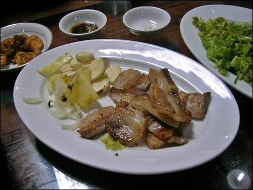 베트남 다낭(Da Nang) 한국식당의 삼겹살 한국인 부부가 운영하는 이 식당 삼겹살. 정말 맛있다.