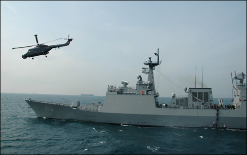 소말리아 해역에 파병된 문무대왕함. 사진은 지난 3월 4일 오전 남해 해역에서 훈련을 벌이면서, 헬기가 가상의 해적선을 발견하고 돌진하는 모습이다.