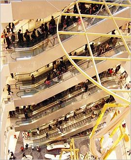 부산 신세계 센텀시티 개장날인 3일, 매장을 찾은 고객들이 에스컬레이터를 오르고 있다.