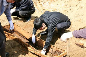 2008년 4월 14일, 권오설 선생 철관 발굴 장면. 권오설 부인의 유해를 합장하는 과정에서 드러났다. 안동시 제공
