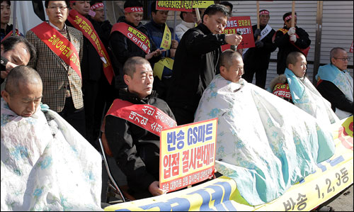 지난달 17일 부산 해운대구 반송동 재래시장 상인들이 SSM(슈퍼슈퍼마켓) 입점을 반대하며 삭발 시위를 하고 있다. 