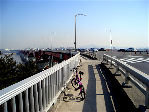 성산대교에 보행자나 자전거를 위한 통로가 있다.
