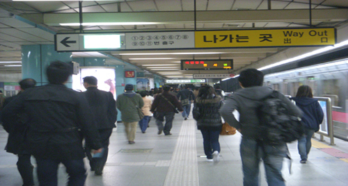 지하철역 최근 지하철에서 지갑과 핸드폰을 잃어버렸다며 교통비를 달라는 신종 사기성 '구걸'이 눈에 띄게 늘고 있다.