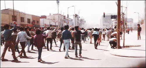1985년 4월 12일 신당동 로터리에서 노.학연대 가두시위 장면