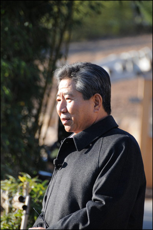 노무현 전 대통령은 최근 들어 홈페이지에 글을 자주 올리고 있다. 사진은 지난 해 11월 30일 봉하마을을 찾은 방문객들과 인사할 때의 모습.
