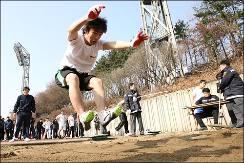  멀리뛰기 측정중인 응시생.