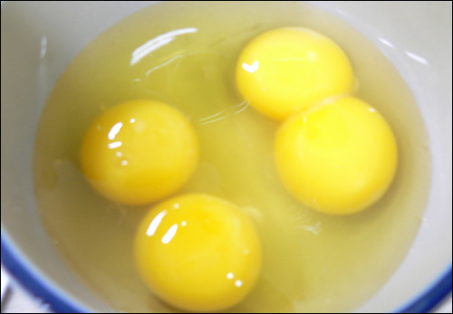 김아무개씨 부인이 2일 창원 봉곡시장에서 구인한 계란으로, 계란 1개에 노른자위가 2개씩 들어 있었다. 사진은 계란 2개를 깨서 한 그릇에 담은 모습.
