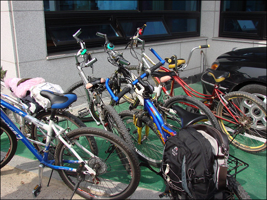 점심먹을때 식당앞에 주차해 놓은 자전거.