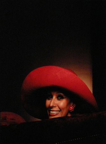 '소피아 로렌' 크로모제닉 프린트(chromogenic print) 1981. 큰 모자와 환한 웃음이 그녀를 더 넉넉해 보이게 한다