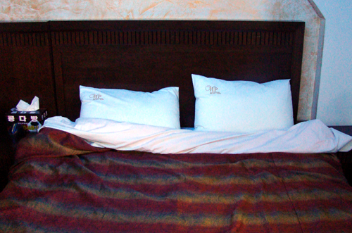 이번 부여 여행에서 들었던 모텔 침대.