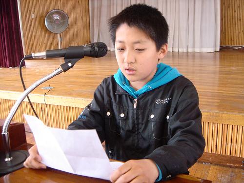 전교 어린이회 부회장에 입후보한 김도형 어린이가 연설을 하고 있다.