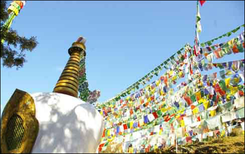 티베트 불교를 상징하는 불탑과 티베트인들의 염원을 적어 바람에 날려 보내는 의미가 담긴 타쵸르