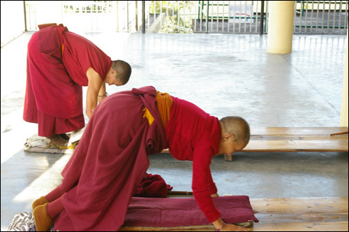 머리와 두팔, 두다리를 당에 붙이는 오체투지를 통해 티베트의 독립을 기원하는 승려들