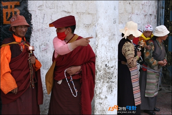 티베트 라싸 시내의 사람들