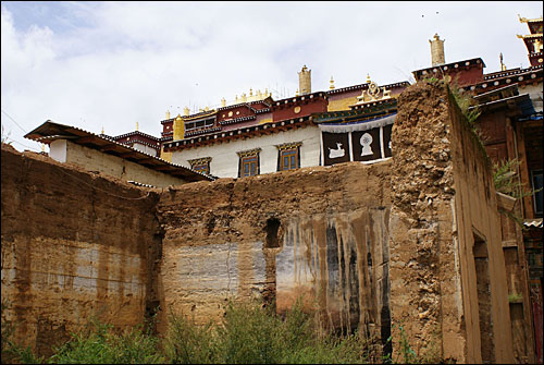 문화대혁명 시기 홍위병에 의해 철저히 파괴되었던 윈난(雲南)성 샹그릴라의 간덴 쑴첼링사(松贊林寺). 1980년대 말부터 꾸준히 벌어진 사원 복원 사업 덕분에 상처를 아물었지만 파괴의 흔적은 곳곳에 남아있다.  
 