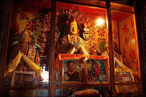 모든 티베트 불교 최대 종파 겔룩파(Gelukpa) 사원에서 흔히 볼 수 있는 총카파(宗喀巴) 상과 1989년 입적한 판첸 라마 10세 사진. 달라이 라마와 판첸 라마는 티베트인에게 해와 달 같은 존재다.  

