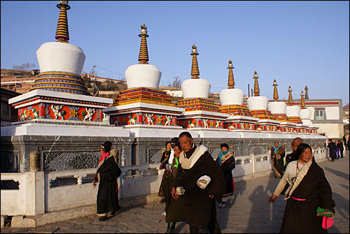 새해 기원법회 기간인 몬람을 맞아 칭하이성의 쿰붐 사원(塔爾寺)을 찾은 티베트인들. 문혁 기간 중 티베트들은 기초적인 종교활동과 문화생활조차 박탈당해야만 했다. 
