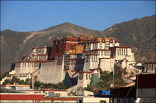 주인 잃은 티베트 라싸의 포탈라궁. 달라이 라마는 하루빨리 자신의 궁전으로 되돌아 갈 날을 고대하고 있다.  