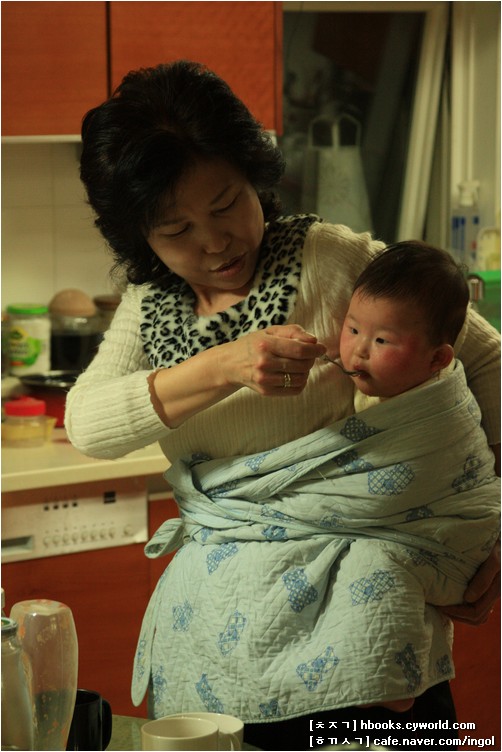 아기한테 물 먹이는 장모님 아기를 업고 물을 먹이는 장모님. 오랜만에 아기를 본 장모님은 허리가 아프신데에도 아기를 업고 싶다고 하시면서 아기하고 함께 놀고 시간을 보냅니다. 이 모습을 그저 스쳐 지나 보낼 수 있지만, 저는 앞으로도 이 모습을 우리 아이가 잘 떠올리고 되새기면서, 자기를 사랑해 준 수많은 사람들 손길을 느끼도록 도와주고 싶습니다.