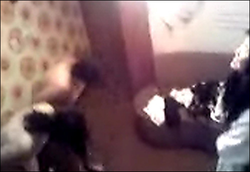 지난 9일 오후부터 인터넷 상에 유포되고 있는 10대 여학생들의 폭행 동영상의 한 장면.