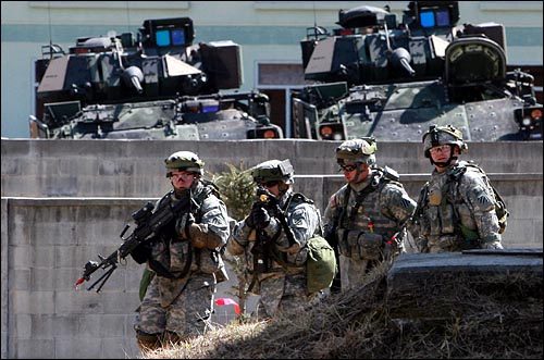 2009년 3월 10일 경기도 포천 영평 미8군 로드리게스 사격장에서 한미연합전시증원 연습인 '키 리졸브'에 참가한 한미 해병대가 시가전 훈련을 하고 있다.(자료사진)