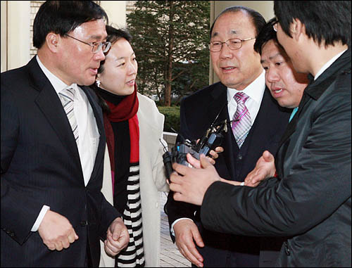 공직선거법 위반 등의 혐의로 기소된 공정택 서울시교육감이 10일 선고공판을 받기 위해 서울중앙지법 법정으로 향하고 있다.