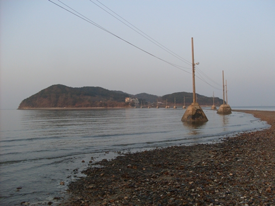 측도 영흥면 선재리에 속한 측도 이름은 ‘가까운 곳에 있다’란 뜻이 담겨져 있다.
측도는 간조 시에는 570여 미터 정도 길이의 모래와 자갈로된 길이 선재도와 연결되어 보도나 차량 등으로 왕래할 수 있으며 주민들은 농업과 어업을 겸하고 있다. 이 섬 이름의 유래는 주변에 물이 맑아 고기가 노는 모습을 그대로 들여다 볼 수 있으며 바다 밑을 그대로 들여다보면서 측량할 수 있다고 하여 '측도'라 했다고 한다. 
