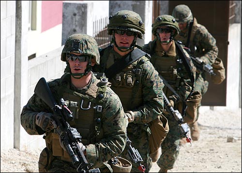 2009년 3월 10일 오후 경기도 포천 영평 미8군 로드리게스 사격장에서 한미연합전시증원 연습인 '키 리졸브' 연습에 참가한 한-미 해병대가 시가전 훈련을 하고 있다.