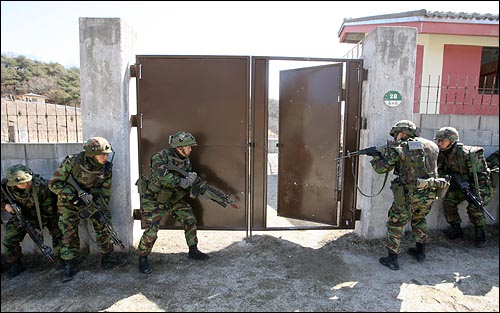 2009년 3월 10일 경기도 포천 영평 미8군 로드리게스 사격장에서 한미연합전시증원 연습인 '키 리졸브' 연습에 참가한 한-미 해병대가 시가전 훈련을 하고 있다.