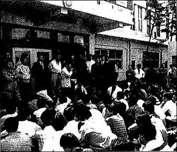 1989년 5월3일 오전 동의대 진압작전과 관련해 부산시경 앞마당에서 항의농성하고 있는 부산시경 기동1·2중대원들의 모습.