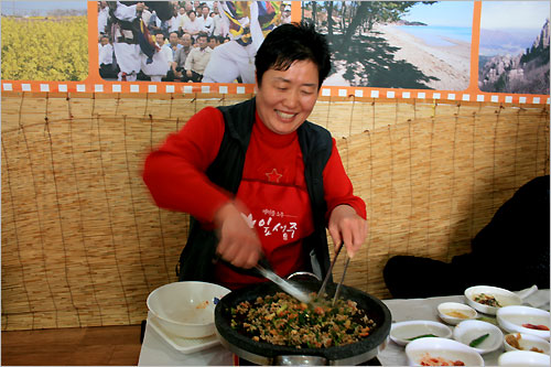  감칠맛 나는 한우고기를 깔끔하게 구워먹은 뒤 돌판 볶음밥으로 마무리했다. 미나리와 봄나물을 넣어서 봄 향기가 가득하다. 