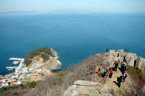 4시간에 걸친 산행 끝에 거북 등 모양의 향일암 언저리에 당도했지요.