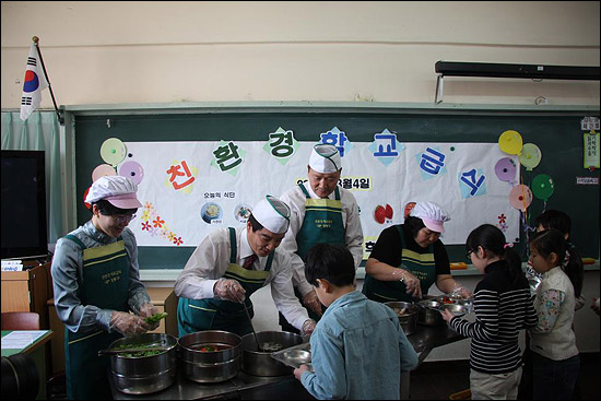 이해식 강동구청장과 박준숙 위례초등학교장, 학부모님들이 일일 급식 도우미로 나서 3학년 3반 학생들에게 직접 배식을 했다.
