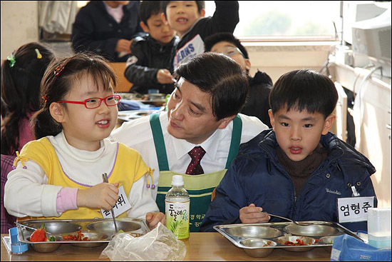 이해식 강동구청장이 친환경급식을 처음 먹는 학생들과 담소를 나누고 있다.