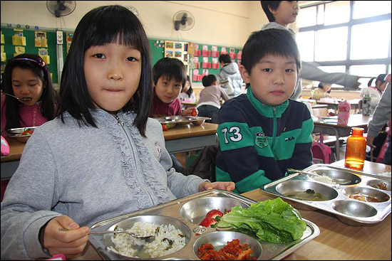 맛있어요~~  돈가스나 튀김 등이 없는 친환경 급식을 맛있게 먹고 있는 위례초등학교 학생들.