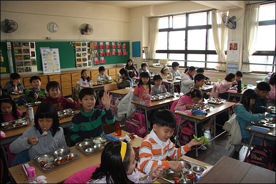 김치, 된장국도 남기지 않고 맛있게 먹는 학생들 