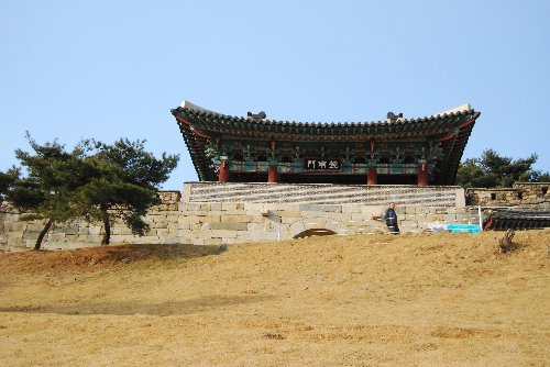 원형이 잘 남아 있는 조선시대의 대표적인 석성으로 둘레는 4.2km, 내부면적 73만 제곱미터이며 성을 한 바퀴 일주하는데 약 1시간 반 정도 소요된다.
