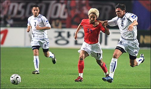  지난 2006년 5월26일 저녁, 서울 월드컵경기장에서 열린 보스니아-헤르체고비나와의 축구대표팀 평가전에서 공을 몰고 상대 진영으로 넘어가는 이천수 선수의 모습. 