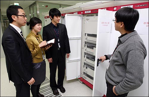 LG텔레콤에 입사한 새내기 이동빈, 김민주, 이종혁(왼쪽부터) 직원이 6일 오후 서울 상암동 LG텔레콤 본사에서 DATA 교환 장비에 대한 교육을 받고 있다.

