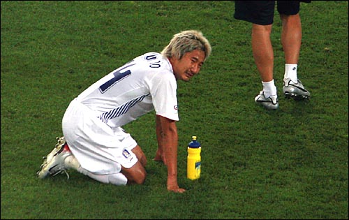  2006년 6월 23일 저녁(현지시각) 독일 하노버 월드컵 경기장에서 열린 월드컵 조별리그 마지막 경기에서 한국팀이 스위스에 0-2로 패하면서 16강 진출이 좌절되자 이천수가 그라운드에 주저앉아 울고 있는 장면.