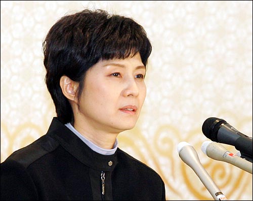 대한항공기 폭파범 김현희씨가 2009년 3월 11일 오전 부산 벡스코에서 기자회견을 열고 있다.