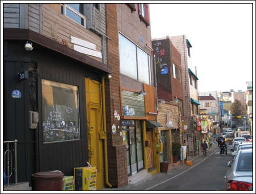 20여개의 삼치 가게가 옹기종기 모여있는 동인천역 학생교육문화회관 뒷길의 모습이다.