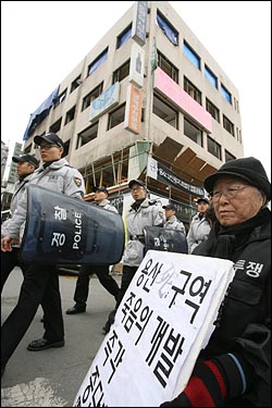  용산철거민참사가 발생한 지 두달이 넘었지만 희생자에 대한 장례도 치르지 못하고 있는 가운데 용역들의 보호를 받으며 건물 철거작업은 재개되었고, 보수단체 회원들은 철거민단체 해체를 주장하며 참사현장을 찾아와 시위를 벌여 철거민들의 시름은 깊어만 가고 있다.