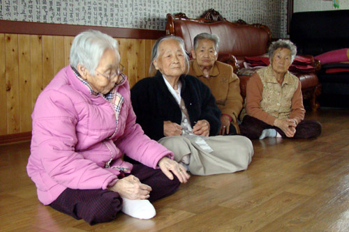 집에 가기 위해 준비를 마친 할머니들. 박양근(92, 좌측), 배순임(95, 좌측에서 두번째) 할머니. 팔십대는 명함도 내밀지 못한다.